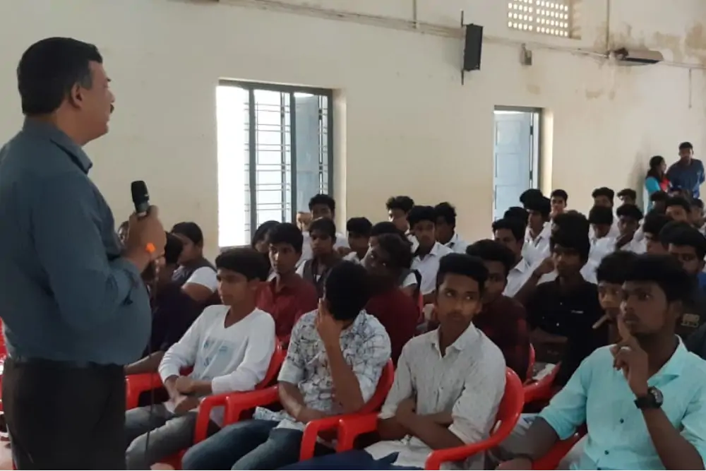 Dr.Narayanan addressing college students attending workshop on Mental illness