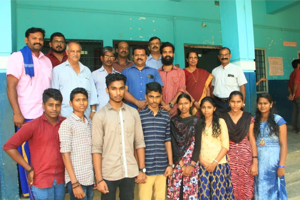 First batch of students who passed out in 10th CBSE exams with teachers and managing committee