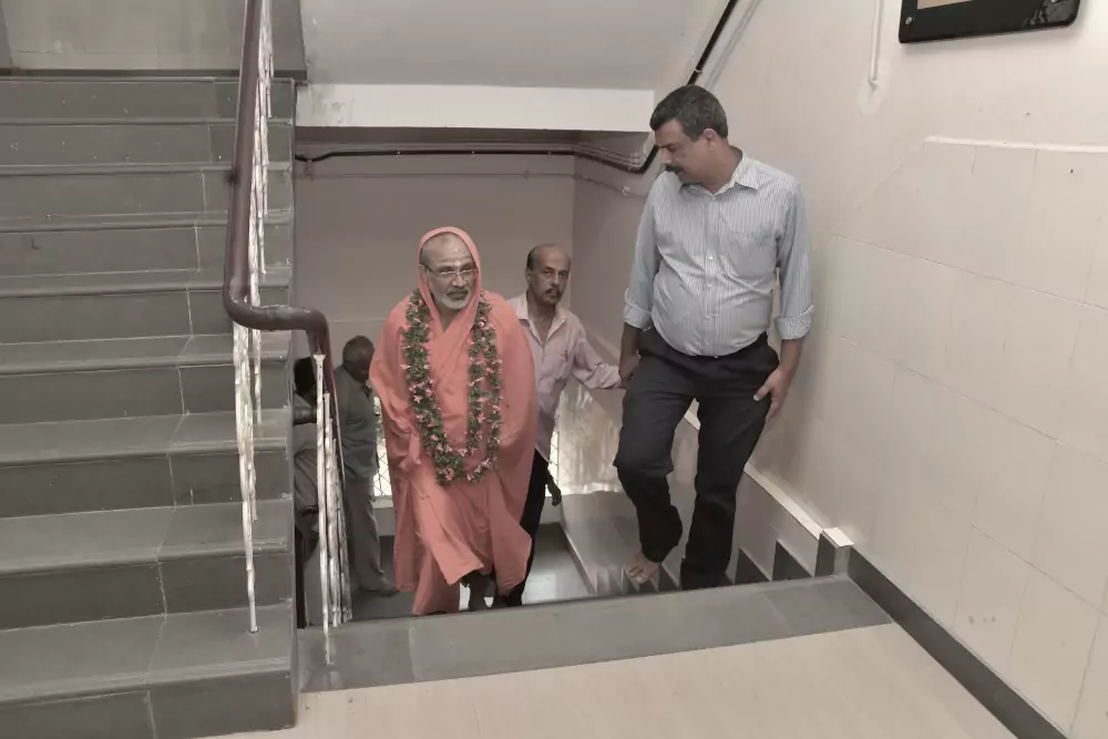 Pujya Swami Sadatmananda Saraswathi vited our hospital